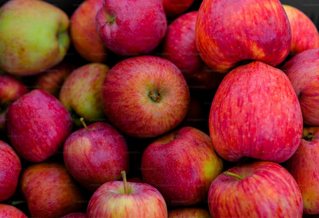 Apples are high in fiber, vitamin C, and antioxidants. They support digestive health, boost the immune system, promote heart health, and may aid in weight management by providing a satisfying, low-calorie snack.